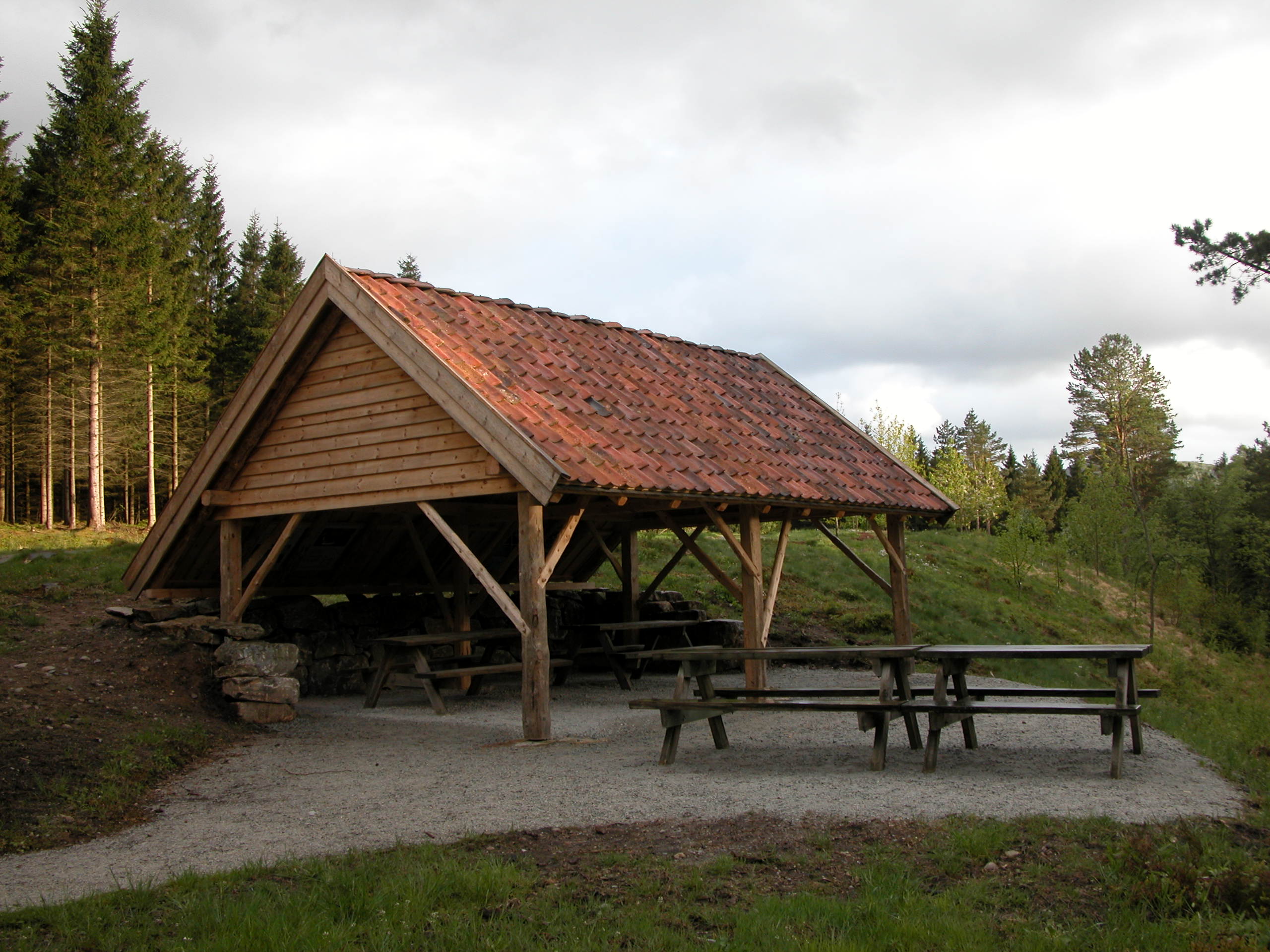 Grindahuset er et fint samlingspunkt både før og etter en undervisningsrunde. Feltet for Norske treslag i bakgrunnen.